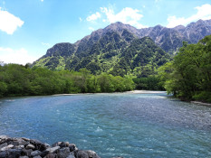 木々の新緑がまぶしい季節、梓川のエメラルド色の流れも感動ものです。