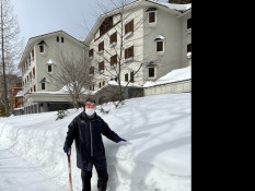 本日の点検隊長の総支配人。身長170cmの腰上ぐらいの積雪です。