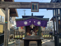 縄手通り途中にはカエルの神社が・・