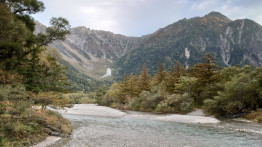 河童橋から望む穂高連峰にも秋の気配