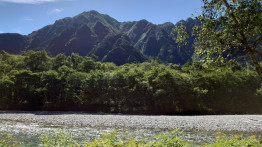 霞沢岳、六百山の稜線もくっきり。