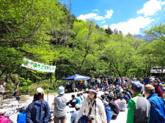 新緑の映える気持ちのいいお天気のなか、関係者を始めたくさんの方々がお集まりになりました。