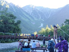 河童橋の朝０６：００、登山客や観光客で賑わっていました。　　　　　　　今後の台風影響がありませんように。