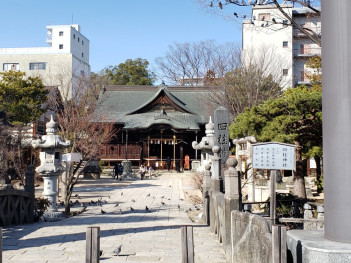 神社入り口は縄手通りに面してます