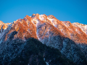 夕焼けに染まる六百山・霞沢岳