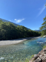 梓川の色が一層キレイにみえる季節です！