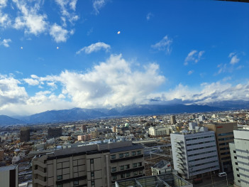 1月2日、松本市内より北アルプスを望む