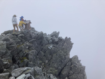 ちょっとよろけたら落ちるような、狭い山頂です。