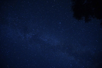 天の川がきれいな夏の星空