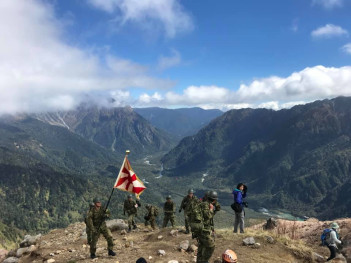 山頂に着いたら、自衛隊の皆さんが続々と到着されていました。