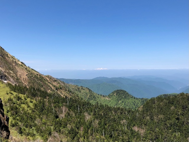 遠く向こうに白山が見えました。