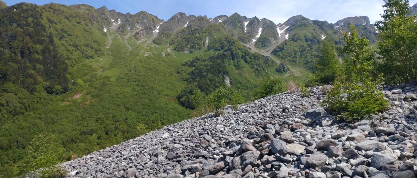 ガレ場到着。目的地の岳沢小屋まであと、もう少し・・・。ふぁいてぃん。