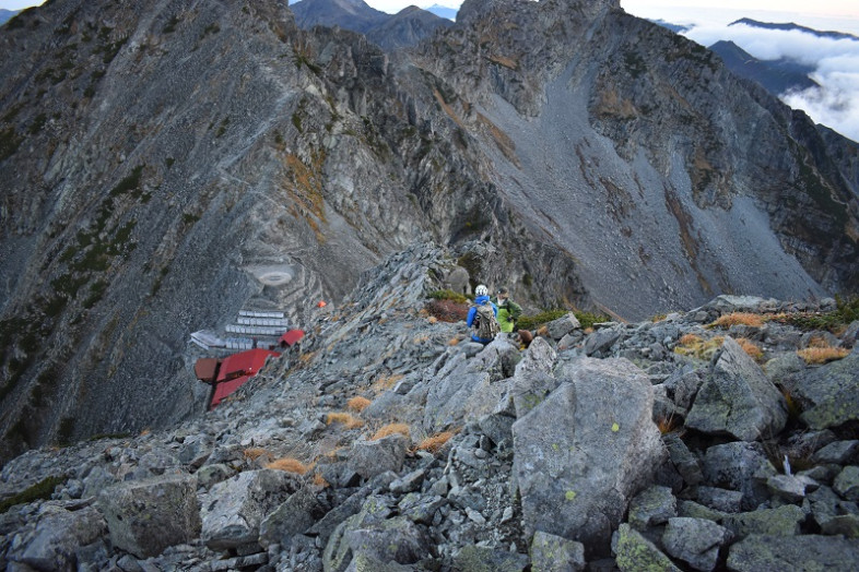 奥穂山頂へ！泊まった山荘を見下ろすの図