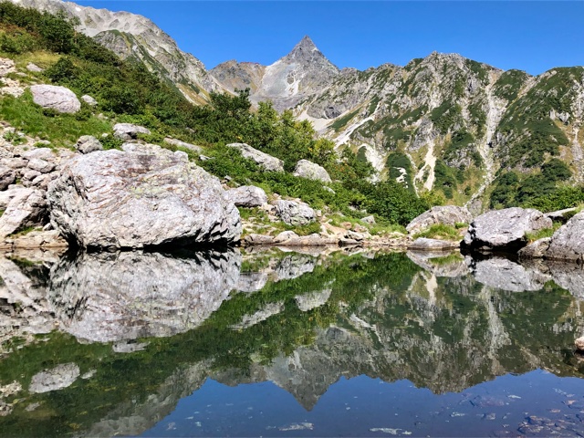 天狗池に映る逆さ槍