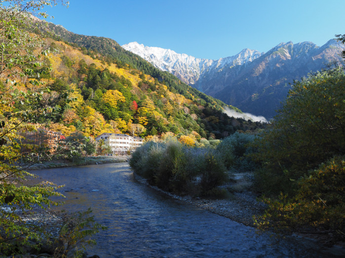 「上高地の紅葉と初冠雪の穂高連峰」