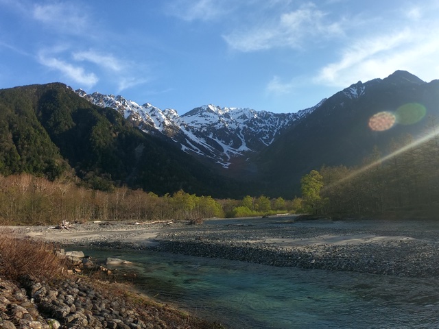 快晴の朝、河童橋を渡ります。