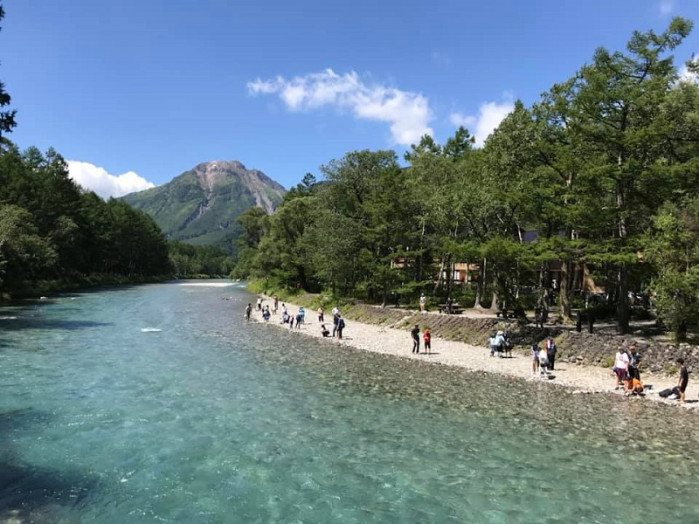 やっぱり美しい梓川の流れと焼岳。