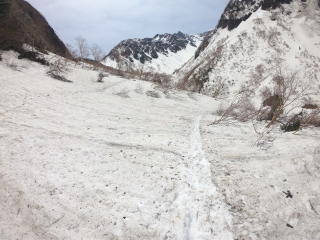 本谷橋を渡り、いよいよ雪道が出てきました！