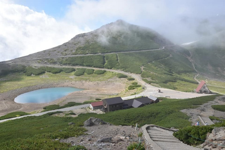 鶴ヶ池と富士見岳、この眼下には上高地が見えるはずですが、ずっと雲の中でした･･･