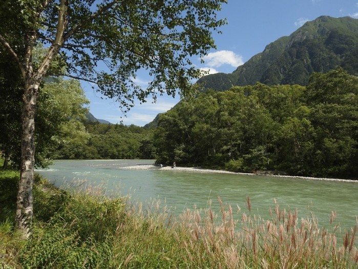 梓川の水量も色も落ち着いてきました。