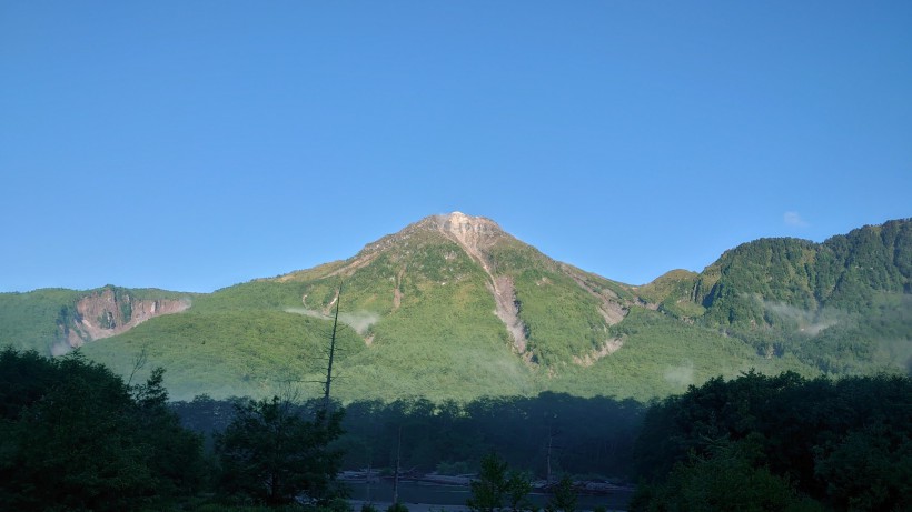 焼岳と青い空。見事なコントラスト。