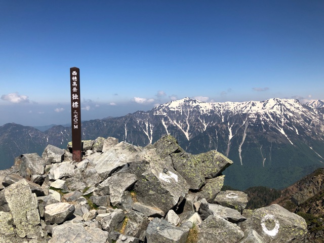 笠ヶ岳を背景に西穂独標。