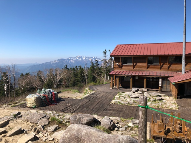 西穂山荘に到着。この日は荷揚げの日だったようでヘリポートに荷物が置いてありました。