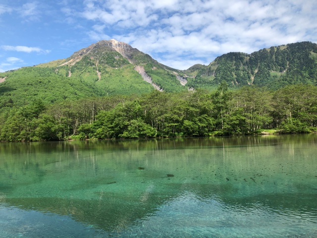 ある梅雨の朝。一瞬の晴れ間と焼岳。