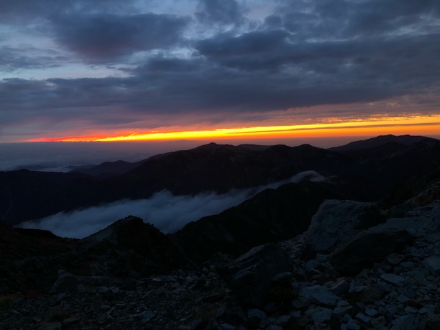 夕焼けの黒部の山々と雲海がとても幻想的でした。