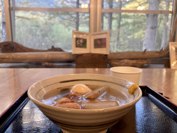 食堂の窓からは梓川と穂高連峰の景色を楽しめます！