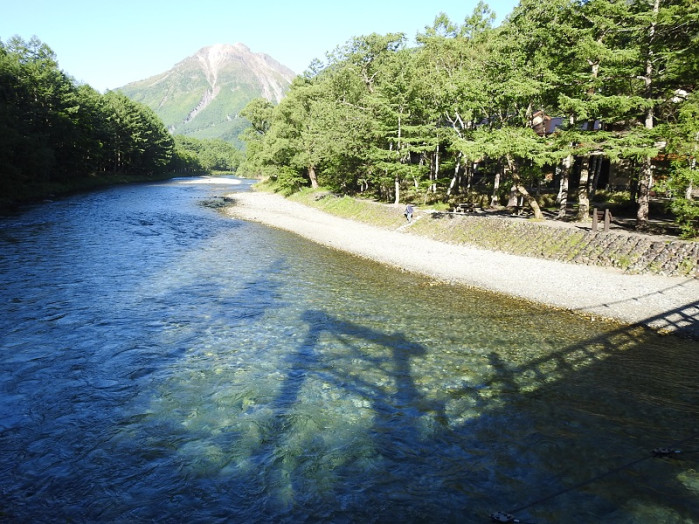 梓川に映りこむ河童橋