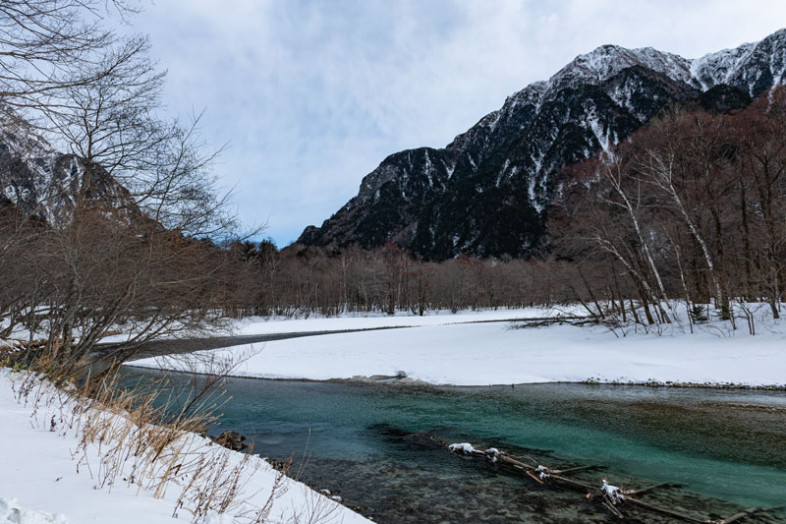 ホテル対岸の様子。モノトーンな風景に梓川の水色が鮮やかです。