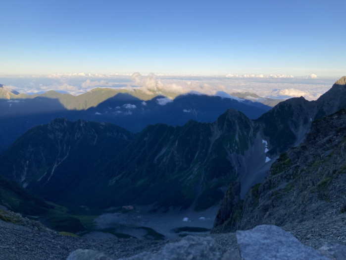 涸沢カールを見下ろす位置に、穂高岳山荘はあります。山に山の影がうつり、ダイナミックな夕暮れですね。