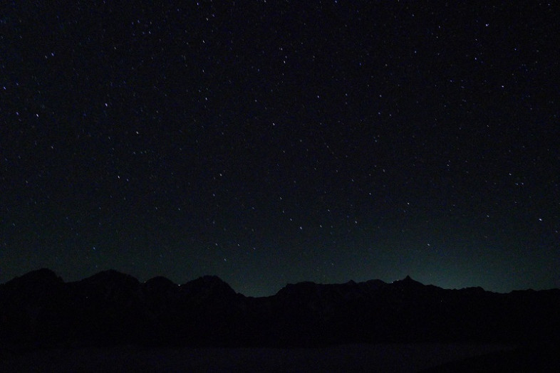 どこかの誰かも、山の上で星空を撮っているんだろうな～