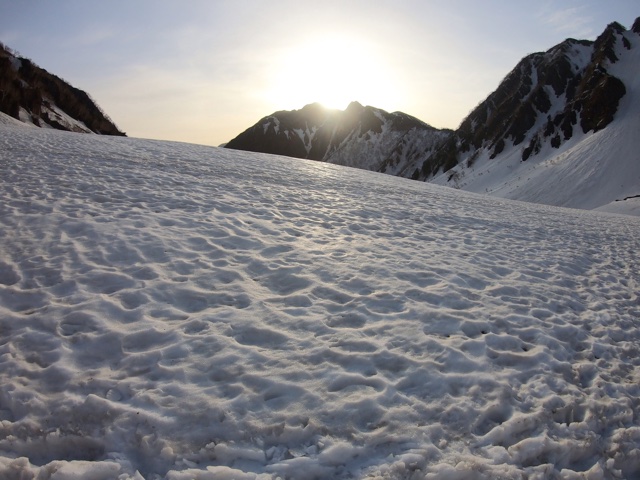 朝陽が雪面に反射してまぶしいです！