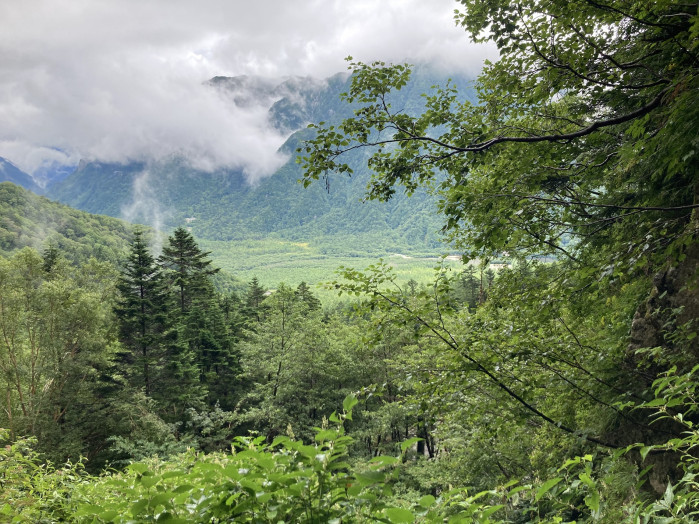 向かいの山（霞沢岳）との間にある平野に見えるのが、大正池です。