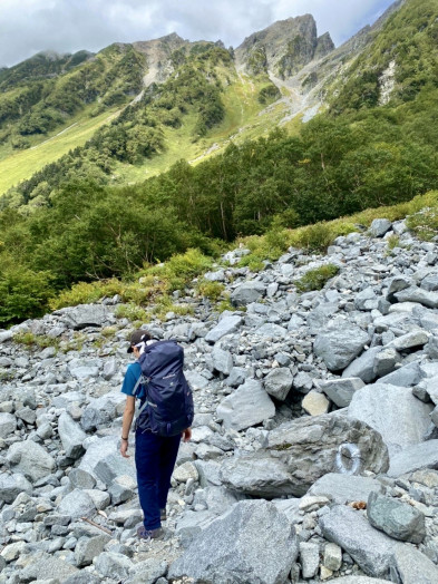 奥穂がそびえ立っています。