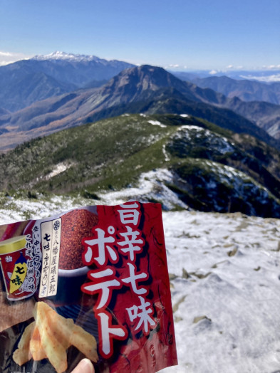 丸山から独標まで約300ｍ高度を上げるので、のぼりがきつい！おやつのポテトを焼岳を見ながら3分で完食！