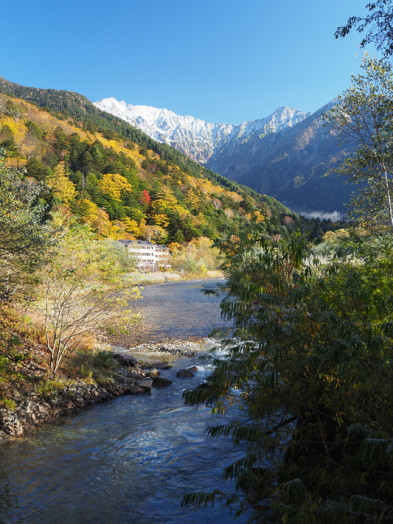 「上高地の紅葉と初冠雪の穂高連峰（縦位置）」