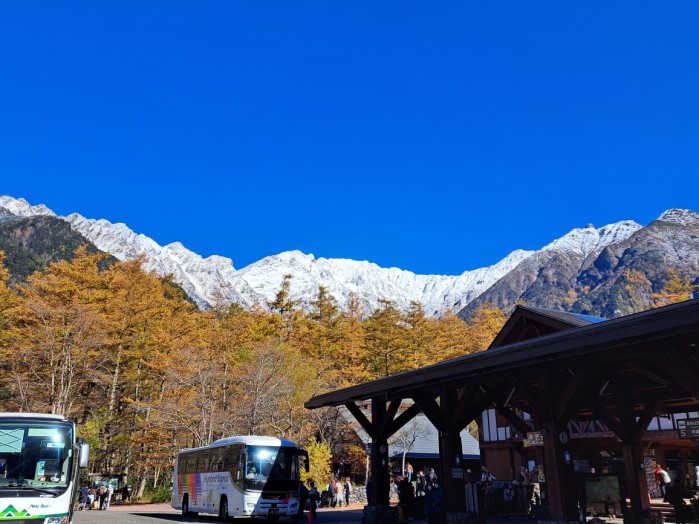 バスターミナルからの穂高連峰と青い空。たまりません。。。