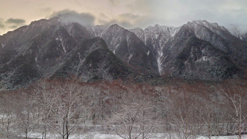 ～おまけ～今朝、カーテンを開けたら一面真っ白。さすがの上高地、11月中旬の降雪。