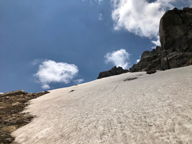 山頂直下にわずかに残っていた雪と青空