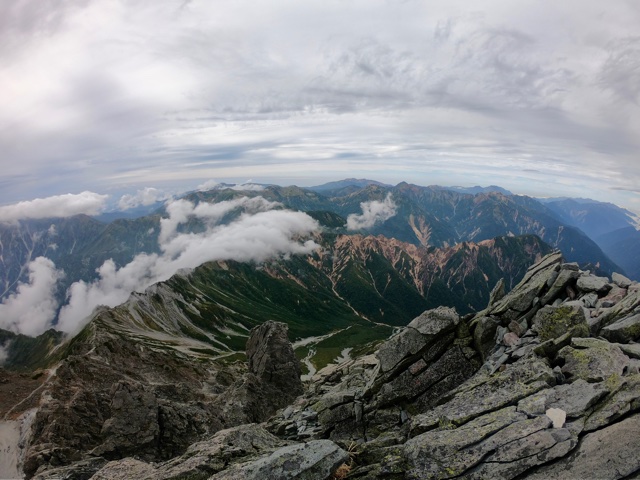 槍ヶ岳山頂からの景色。西鎌尾根と硫黄尾根が見えました。