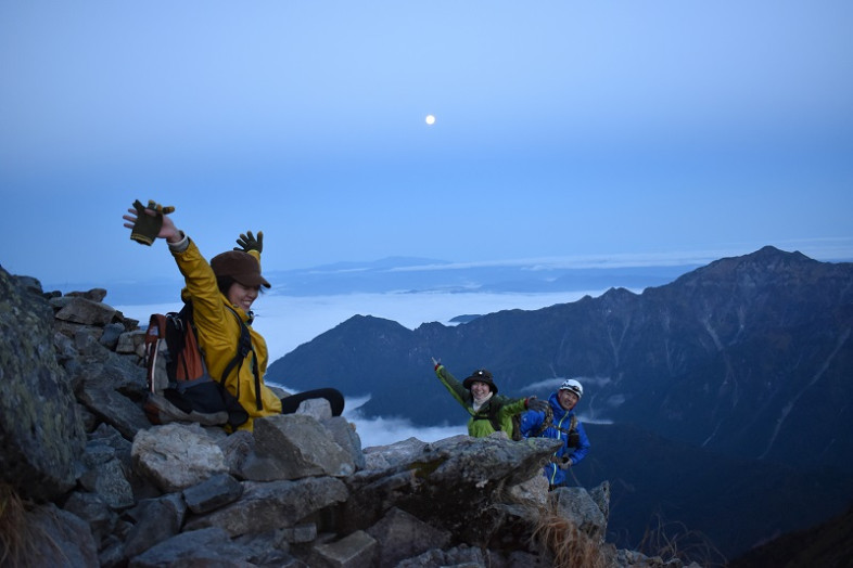 月を見ながら奥穂山頂へ