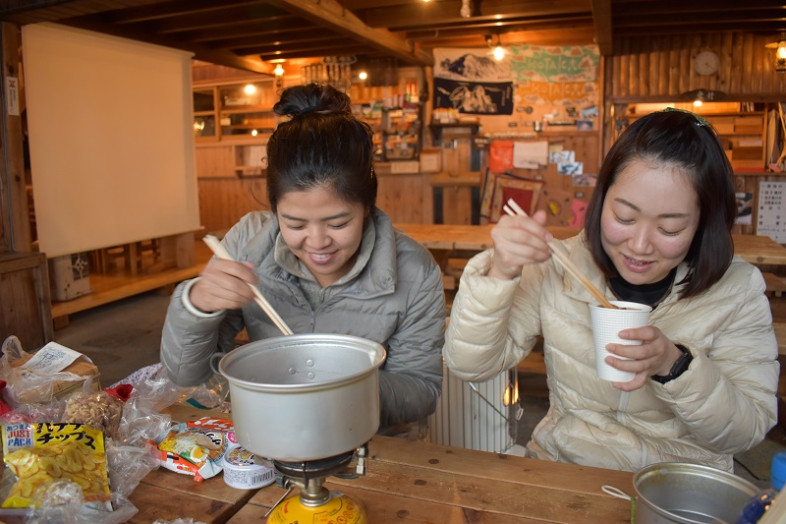 穂高岳山荘にてディナータイム。（僕は小屋の夕食をいただきました☆）