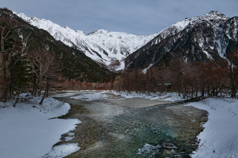 河童橋から眺める穂高連峰。さすがの梓川の水も少ないですね。