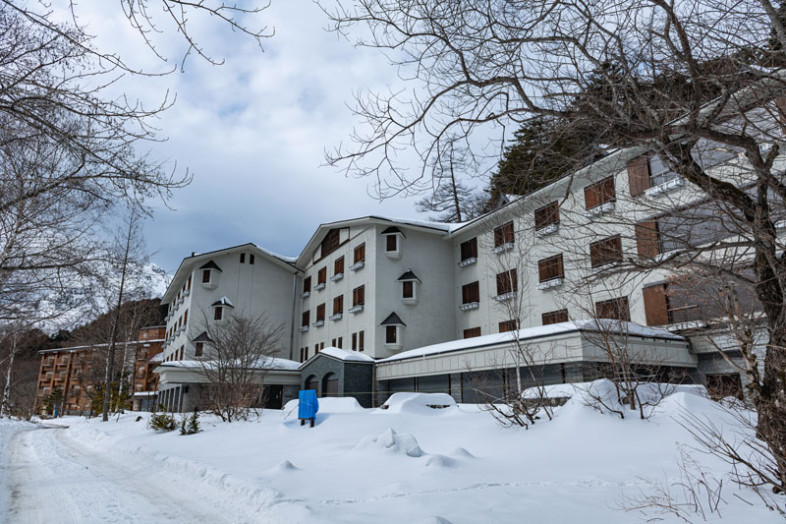 例年より雪の少ないルミエスタホテル前