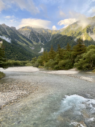 河童橋から穂高連峰がよく見えました！山の中腹から麓まで、白い帯のように見えているのが、岳沢です。ちなみに、白く見えているのは、雪ではなく岩です。