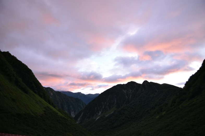 西の空の朝焼け、上高地はお天気良さげです