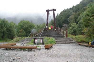 行きは雨。